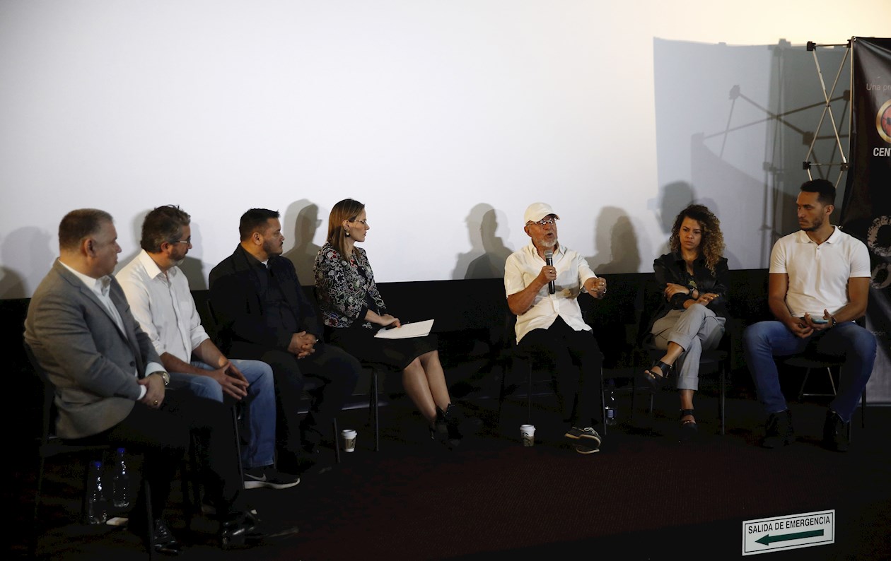 El cineasta colombiano Gustavo Nieto Roa habla en la presentación de la película.