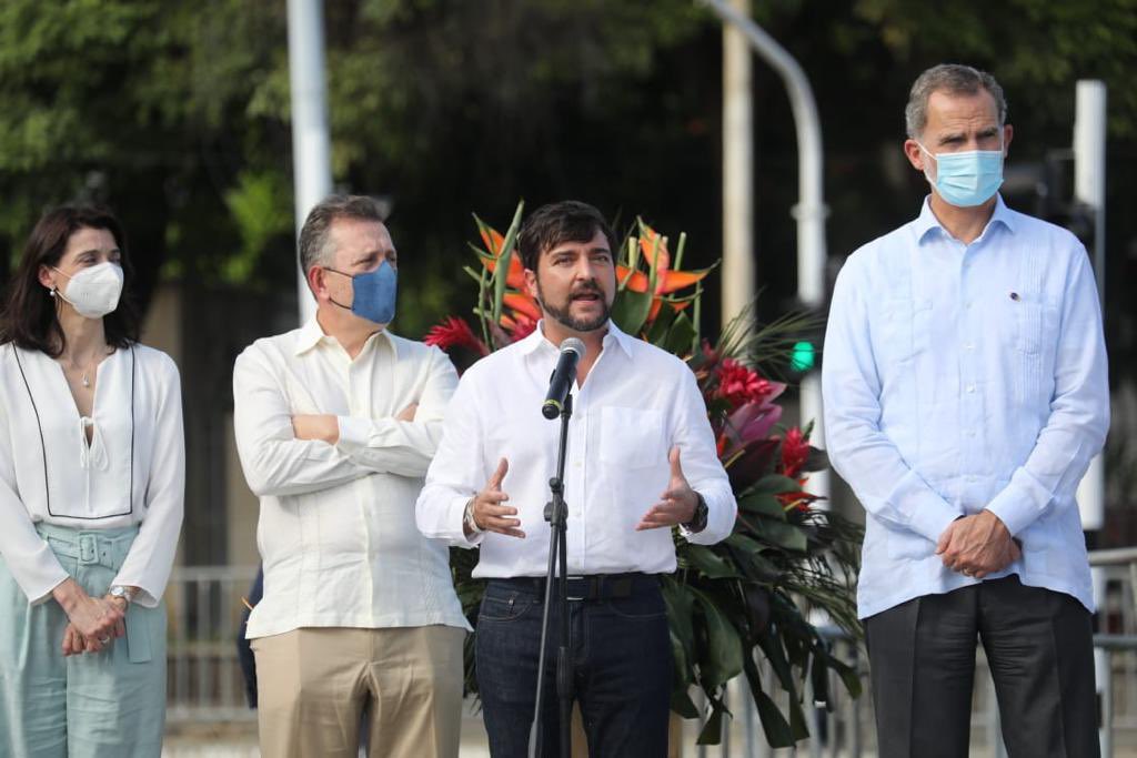 El presidente del Congreso Mundial de Juristas, Javier Cremades; el Alcalde de Barranquilla, Jaime Pumarejo y el rey de España, Felipe VI.