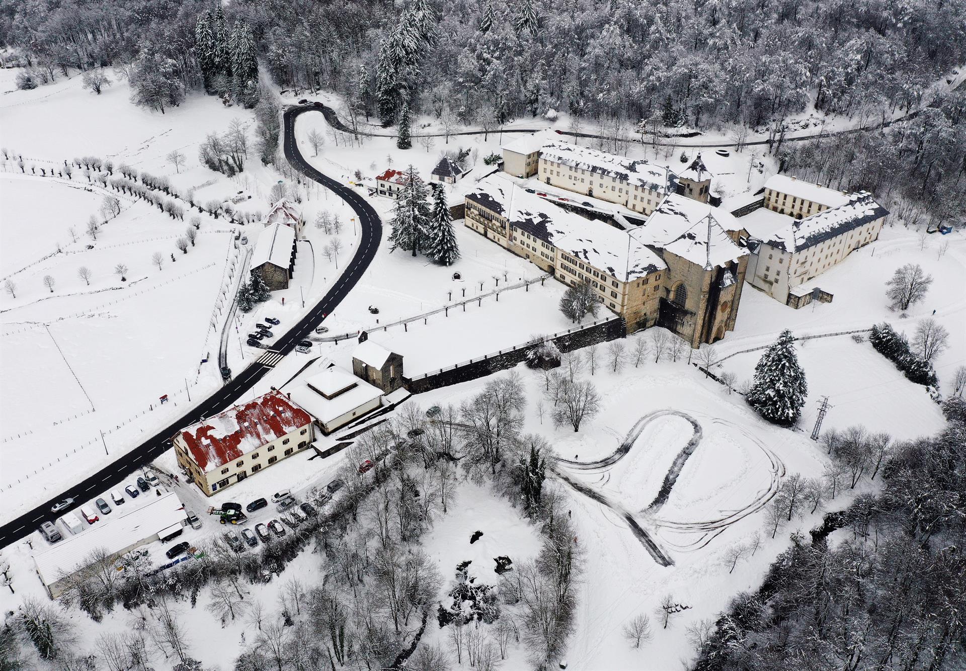 Imagen tomada desde un dron de la Colegiata de Roncesvalles cubierta de nieve tras los últimos temporales que han afectado a la zona.