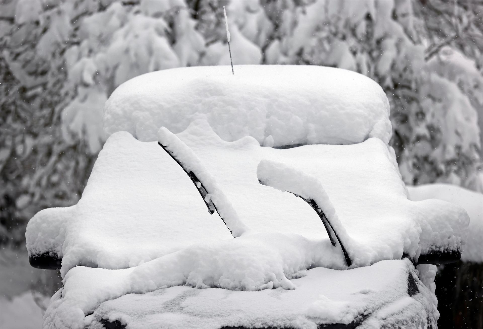 Un vehículo cubierto por la nieve. 