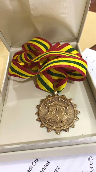 La medalla con la que será condecorada Milly Quezada.