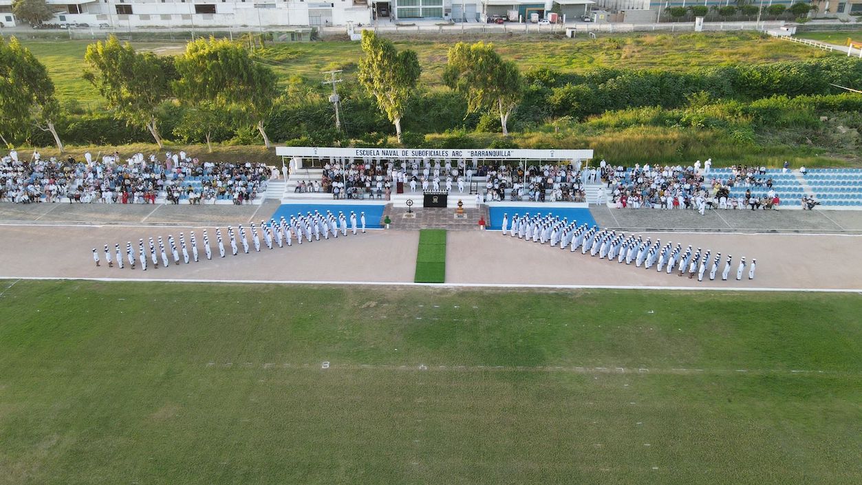 La ceremonia se cumplió en el campo de paradas de la Escuela Naval.