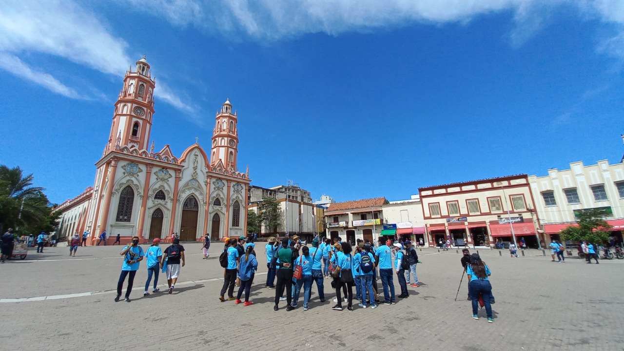 Participantes de la fotomaratón Mira al Centro en la Plaza de San Nicolás.