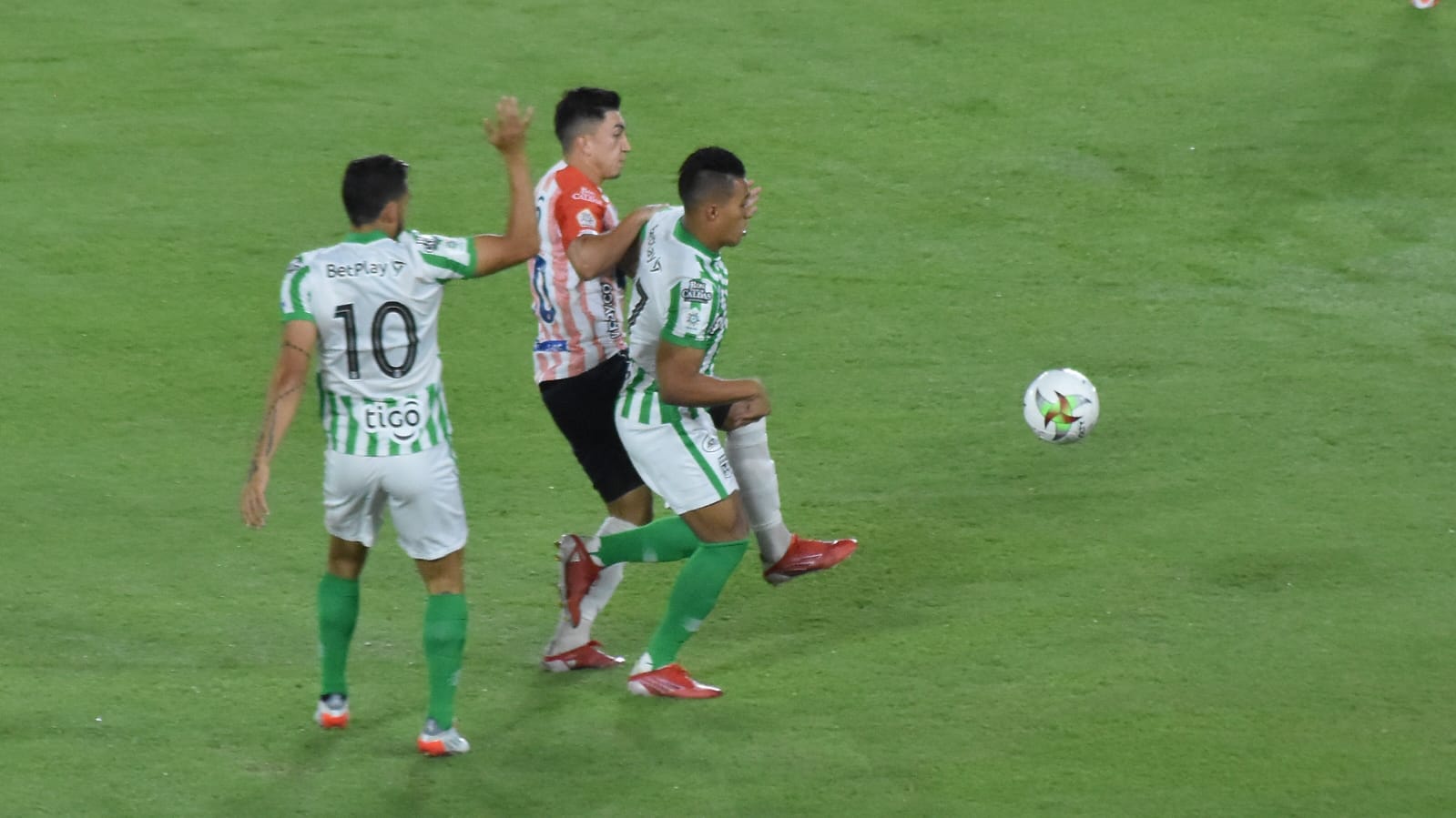 Fabián Ángel disputando el balón con Sebastián Gómez y Andrés Andrade.