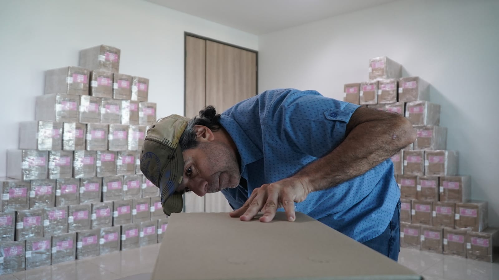 Alejandro Char en la revisión de las cajas que llevan sus firmas.
