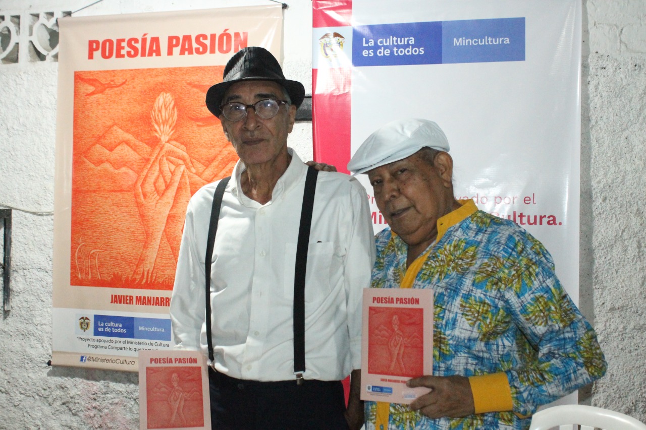 El autor Javier Manjarrés y el presidente de la Fundación Pescaito de Oro, Osvaldo Frank Manjarrés.