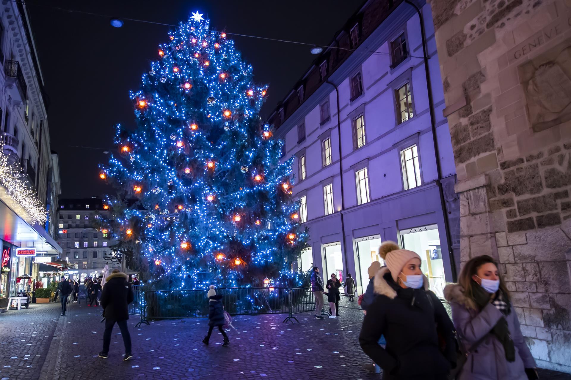 Un árbol de Navidad en Ginebra, Suiza. 