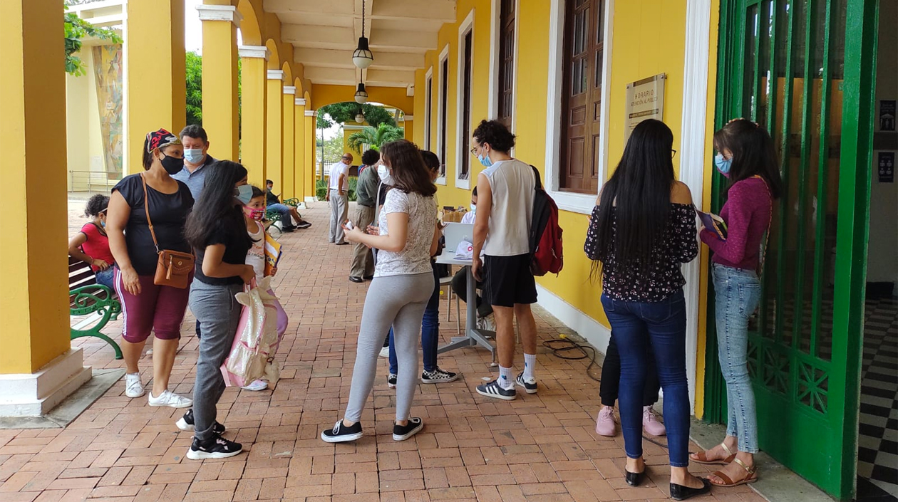 Filas en la Biblioteca Piloto del Caribe en la jornada de 'Trueque de libros'