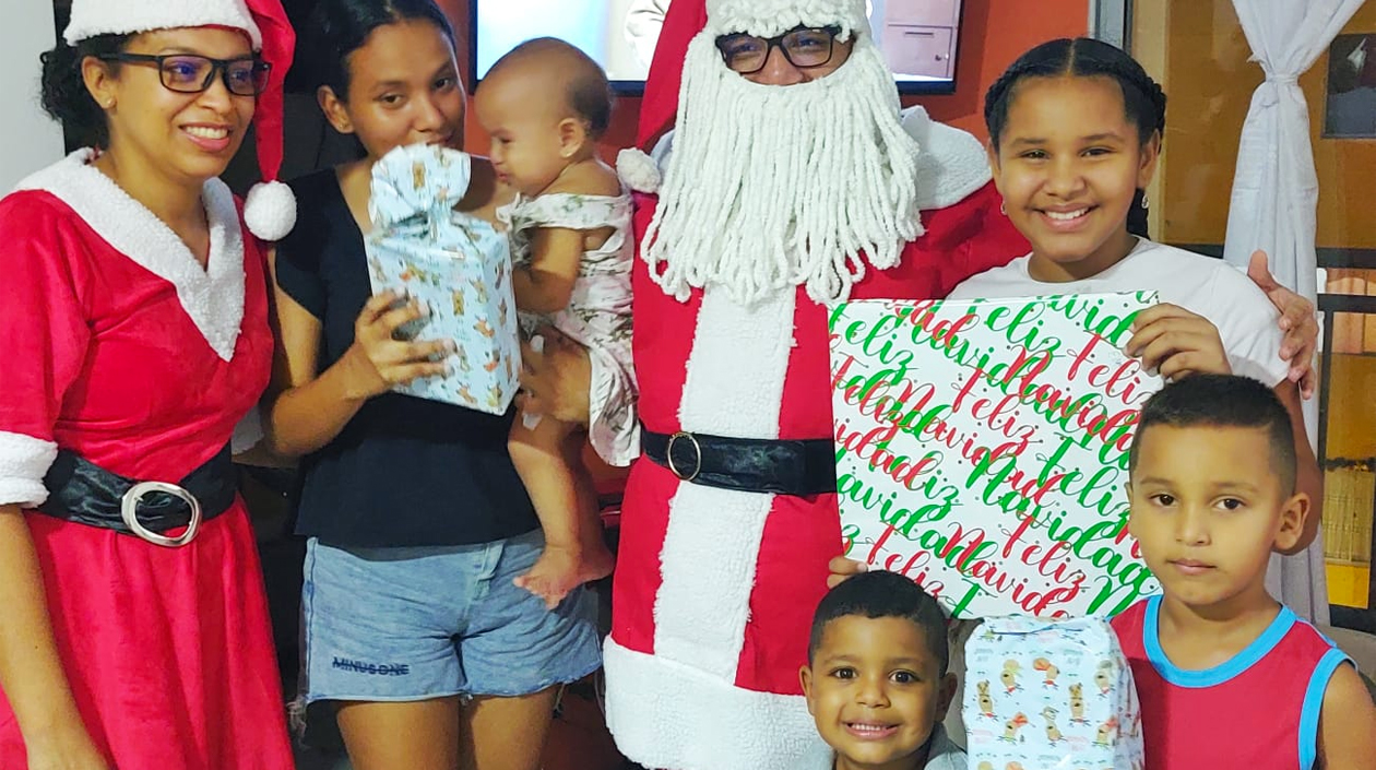 Rubén Navarro Montenegro y Liliana Fontalvo Peña disfrazados de Papá Noel se encargaron de llevarle regalos a los niños.