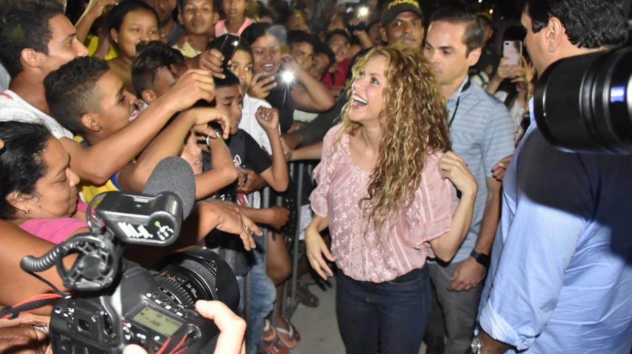 Shakira de visita al barrio El Bosque de Barranquilla, donde adelanta una obra social.