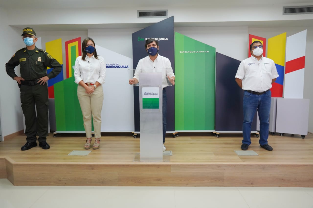 El general Diego Rosero, comandante de la Policía Metropolitana de Barranquilla; María Teresa Fernández, secretaria de Cultura; el Alcalde de Barranquilla, Jaime Pumarejo y el secretario de Salud, Humberto Mendoza.