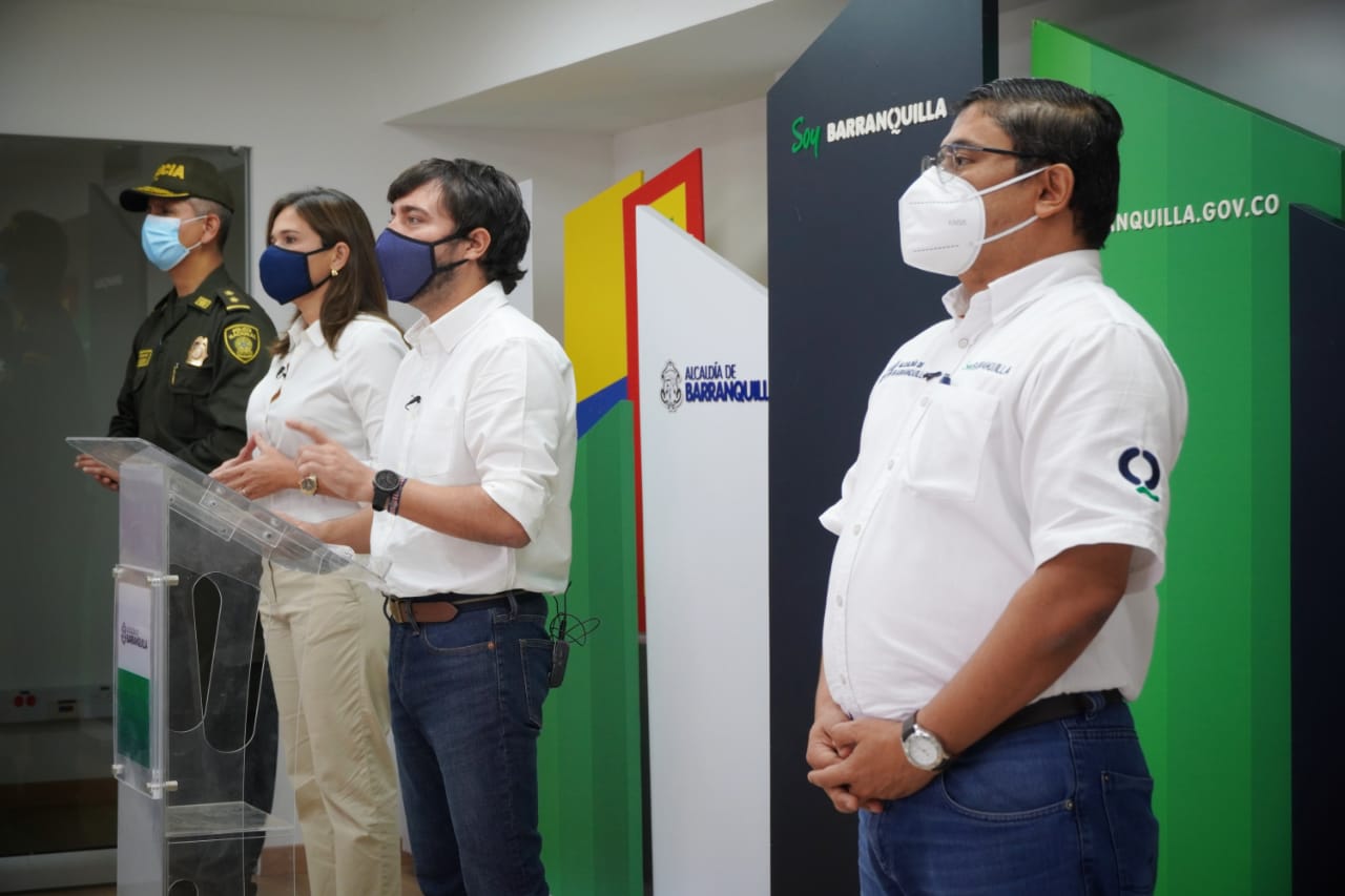 El general Diego Rosero, comandante de la Policía Metropolitana de Barranquilla; María Teresa Fernández, secretaria de Cultura; el Alcalde de Barranquilla, Jaime Pumarejo y el secretario de Salud, Humberto Mendoza.