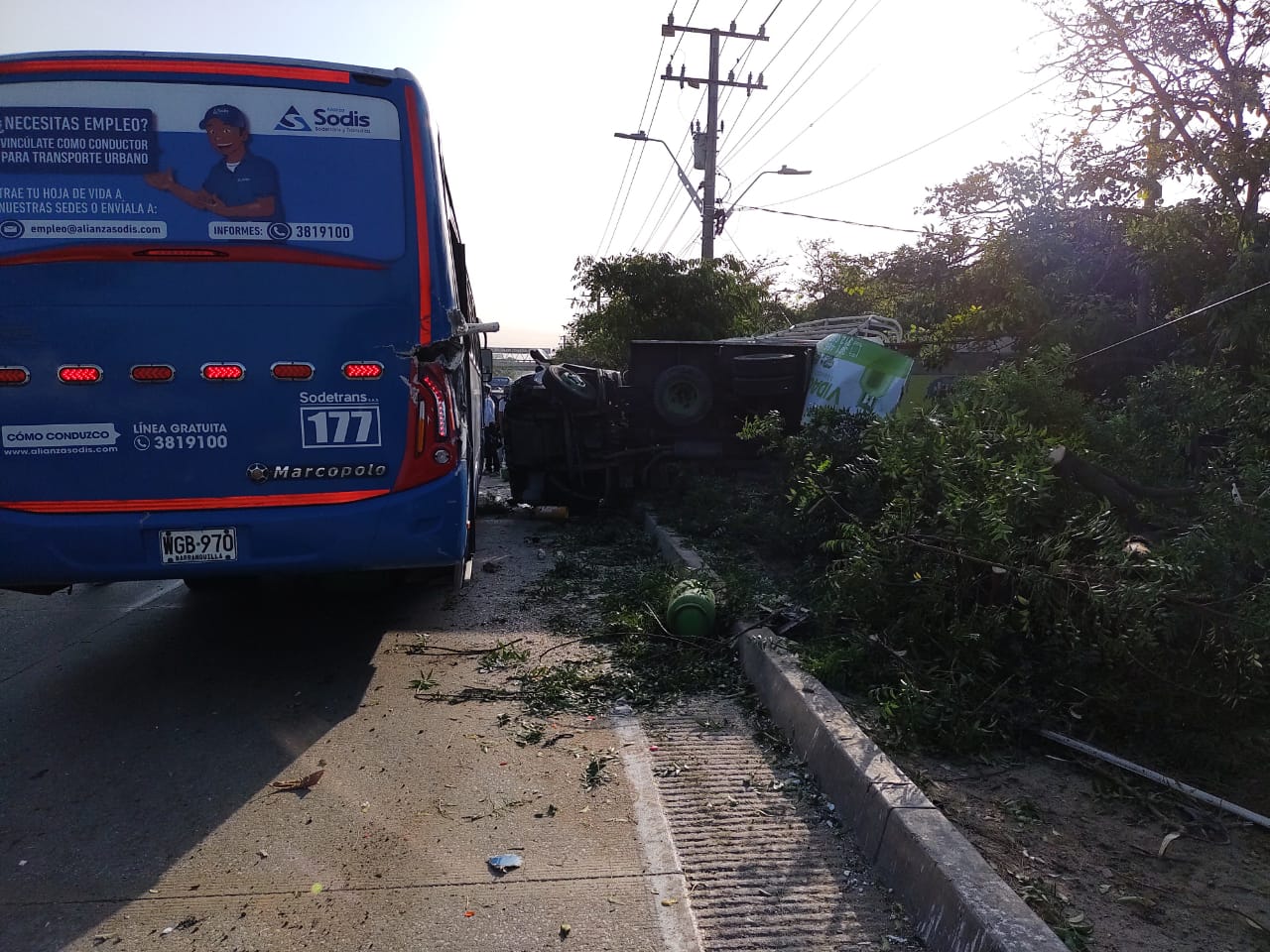 Aspecto del segundo accidente entre el bus y el camión transportador de cilindros de gas. 