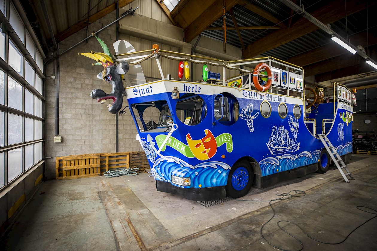  El carro de carnaval 'De Blauw Sjuut' de la asociación de carnaval 'Heelesje Vastelaovendsvereniging De Winkbulle' permanece en un cobertizo en Heerlen, Países Bajos. Varias asociaciones de carnaval retienen sus autos debido a la extensión del bloqueo por coronavirus en el país. 
