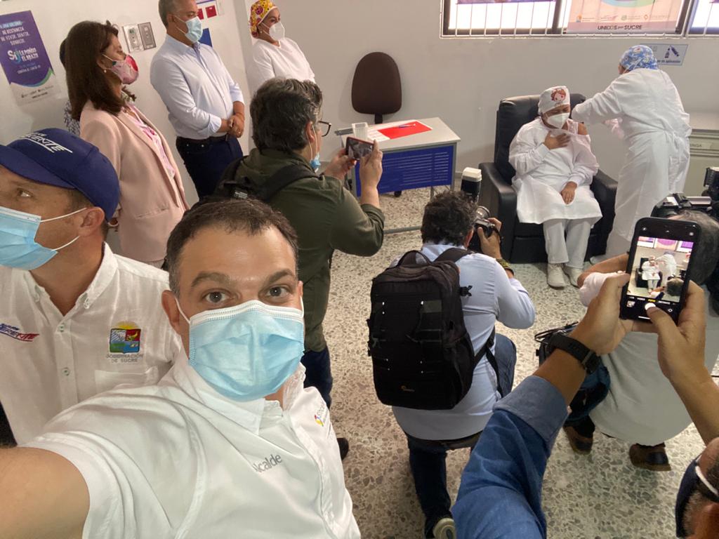 Andres Gómez Martínez, alcalde de Sincelejo, hace un 'selfie' del momento histórico del inicio de la vacunación contra el Covid-19 en Colombia.