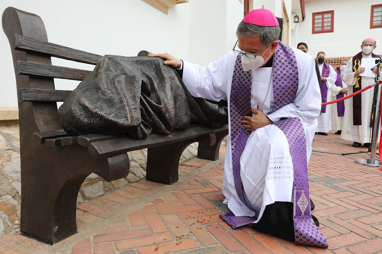 El arzobispo de Bogotá y primado de Colombia, monseñor Luis Jose Rueda Aparicio, bendice la estatua "Jesús habitante de calle" en Bogotá (Colombia). 