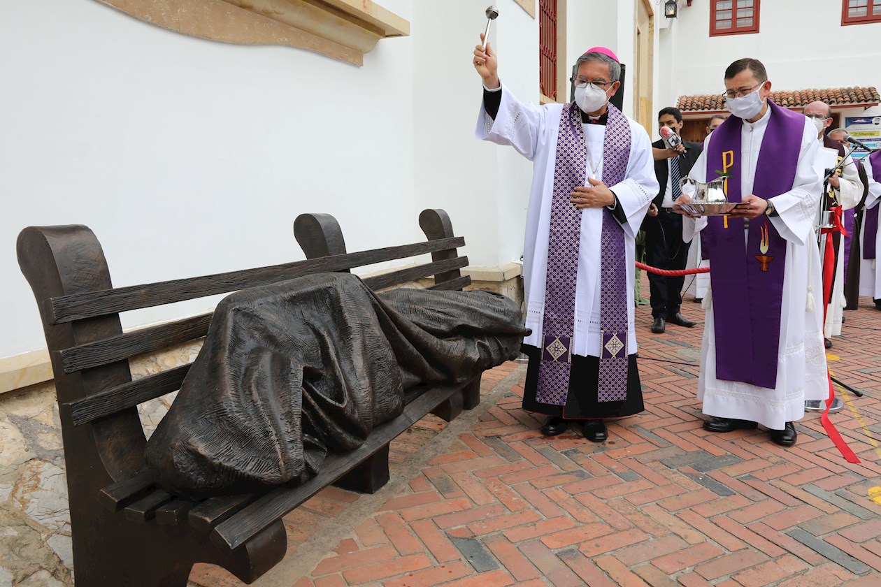 El arzobispo de Bogotá y primado de Colombia, Monseñor Luis Jose Rueda Aparicio (c), bendice hoy la estatua Jesús habitante de calle en Bogotá (Colombia).