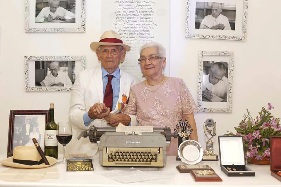 Con su esposa y la máquina de escribir.