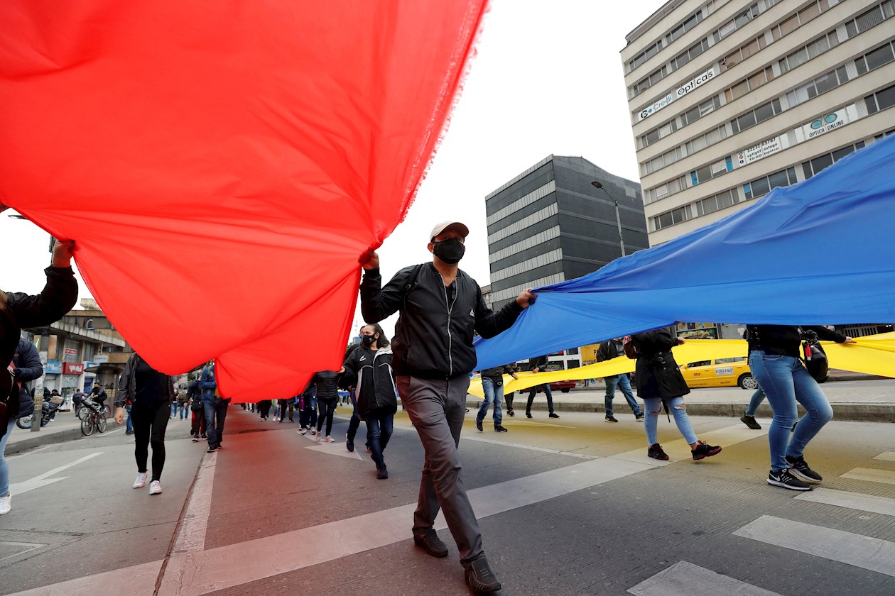 e Bogotá desde hace unas cuatro décadas.  Con un bandera gigante, los comerciantes quieren  convencer a las autoridades de volver a abrir en la madrugada.