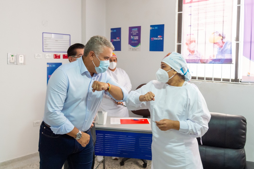 El Presidente de la República, Iván Duque y Verónica Luz Machado Torres, la primera en ser vacunada en el país.