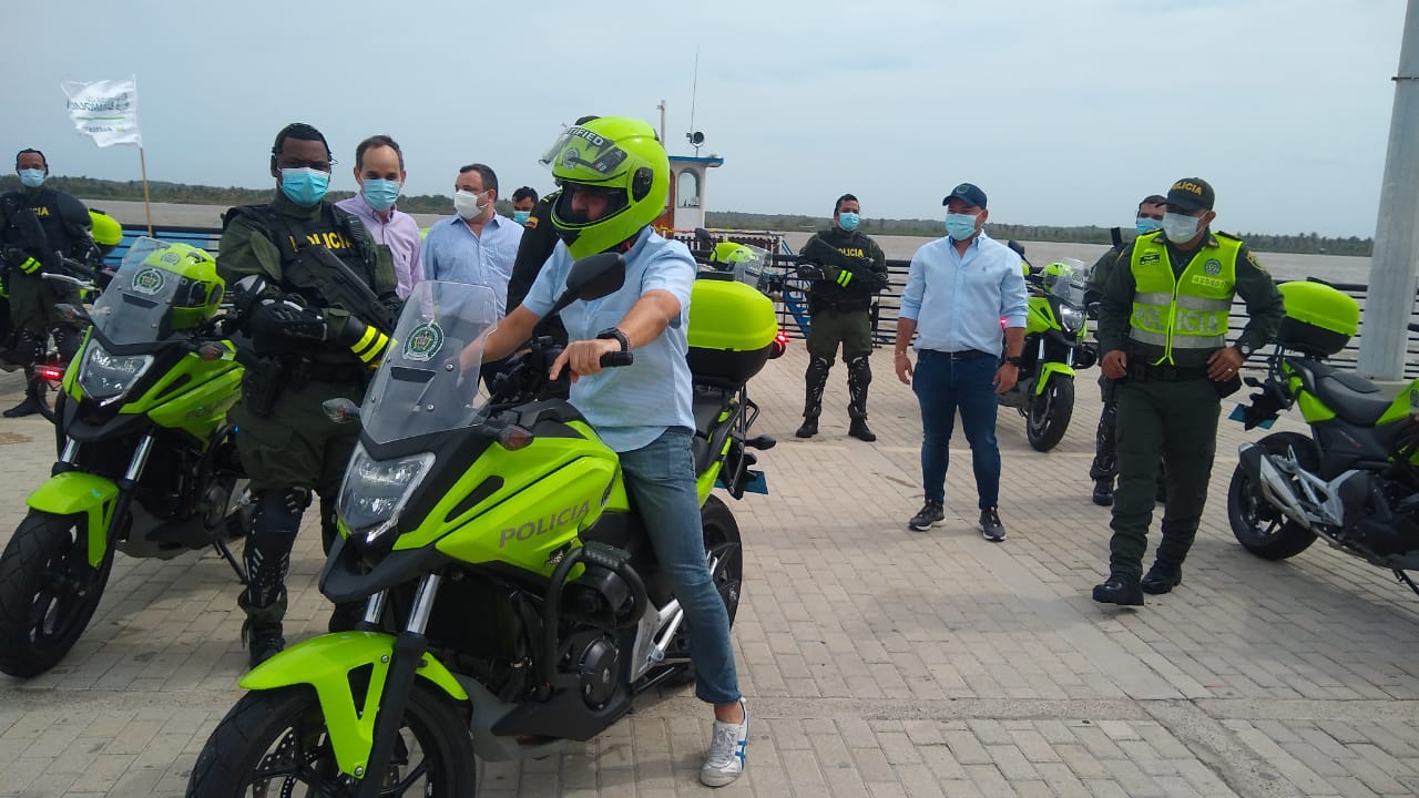 El alcalde Jaime Pumarejo en una de las motos para el Grupo Élite. 