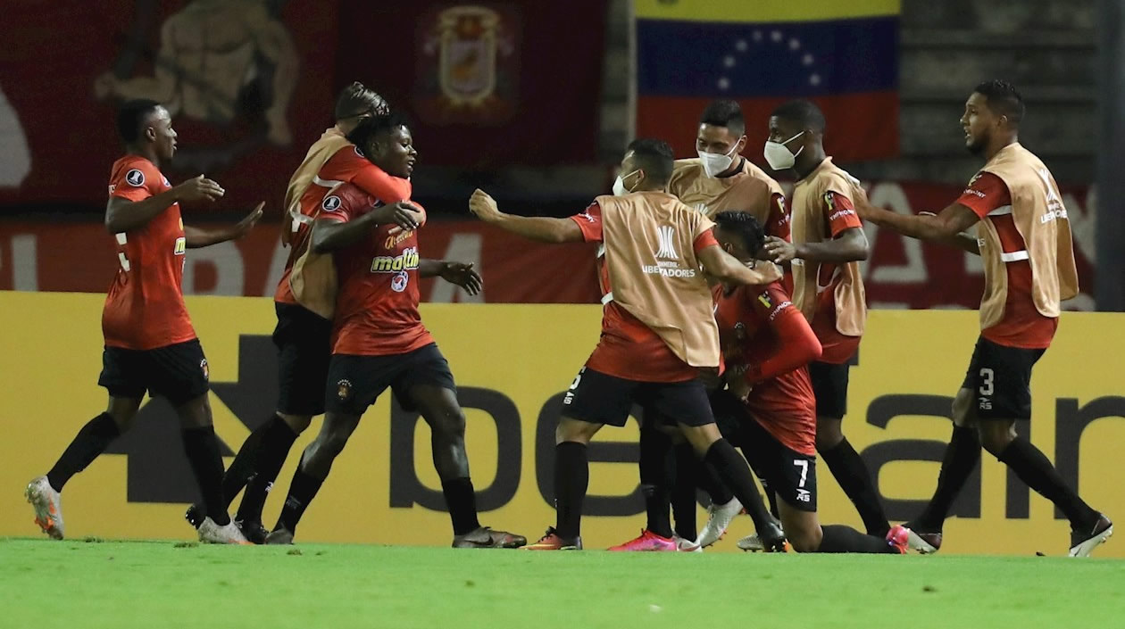 Jugadores de Caracas FC celebrando el gol de Akinyoola.