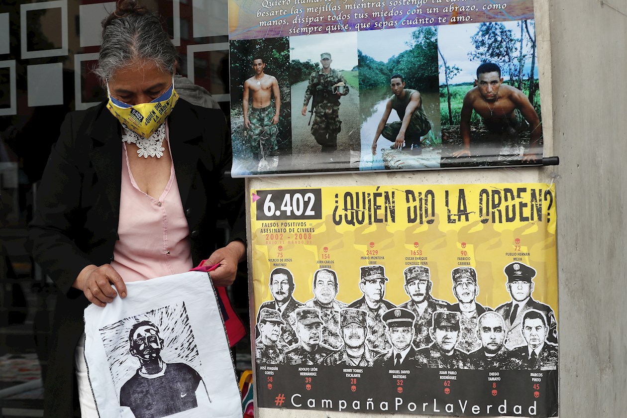  Madres de los llamados "falsos positivos" en Colombia, víctimas de ejecuciones extrajudiciales del Ejército, entregan a la Jurisdicción Especial para la Paz (JEP) y a la Comisión de la Verdad el informe "Unidas por la memoria y la verdad". 
