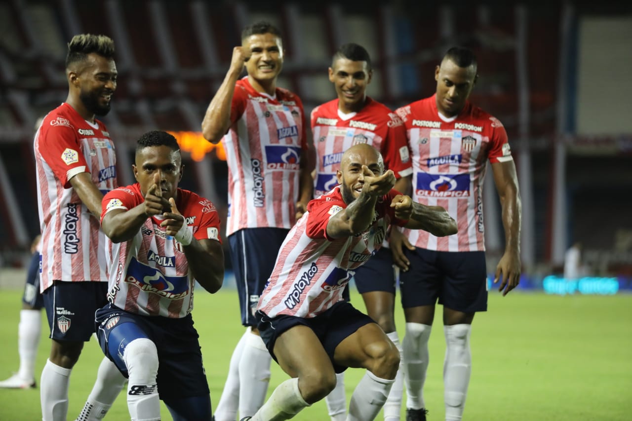 Freddy Hinestroza celebra su gol con Fabián Viáfara, mientras miran sus compañeros.