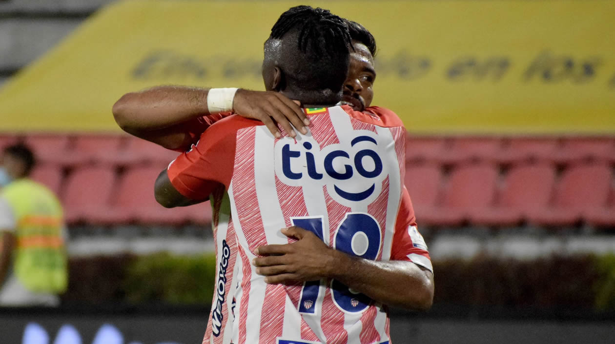'Cariaco' González celebrando el gol con Edwuin Cetré.