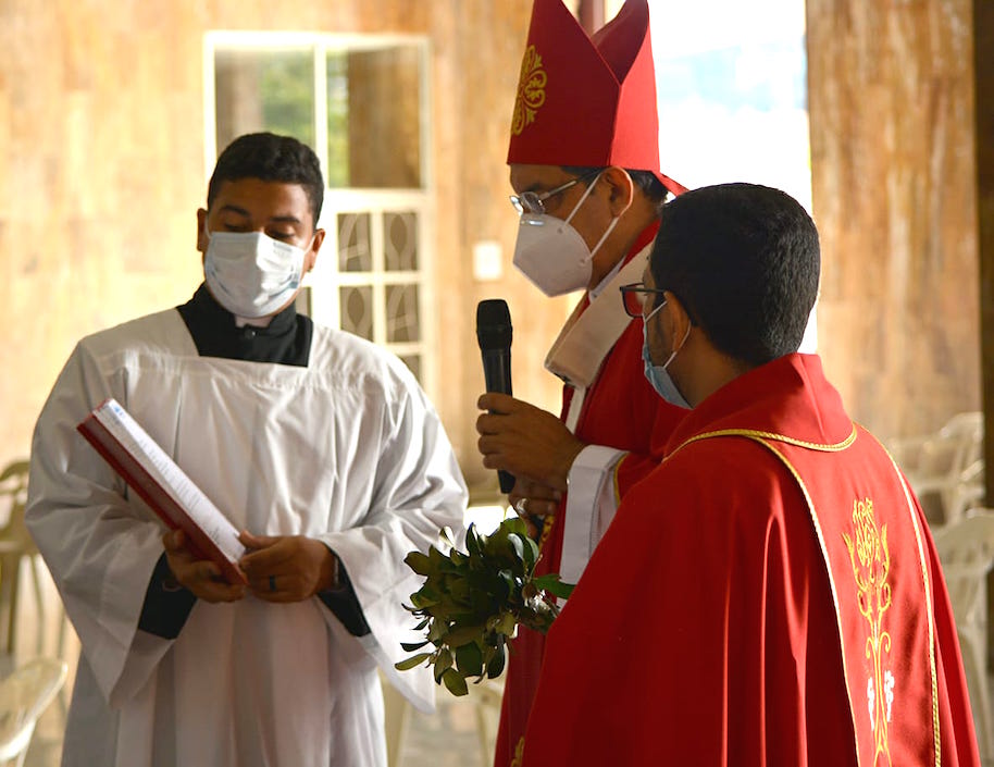 El Arzobispo Peblo Emiro Salas durante la Eucaristía.