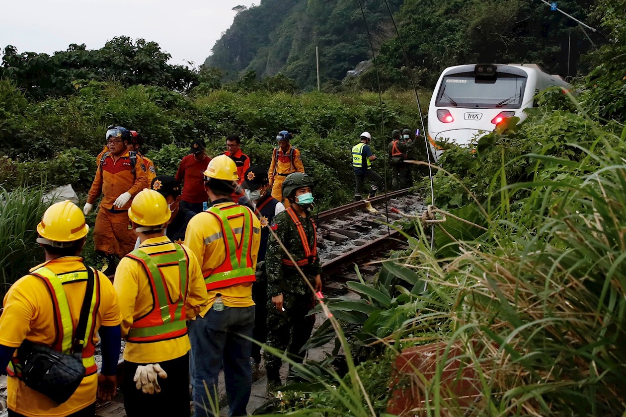 Personal de emergencia en el sitio de la tragedia en Taiwán.