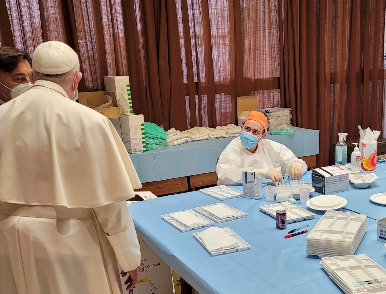 El Papa saludó al personal sanitario en el puesto de vacunación del Vaticano.
