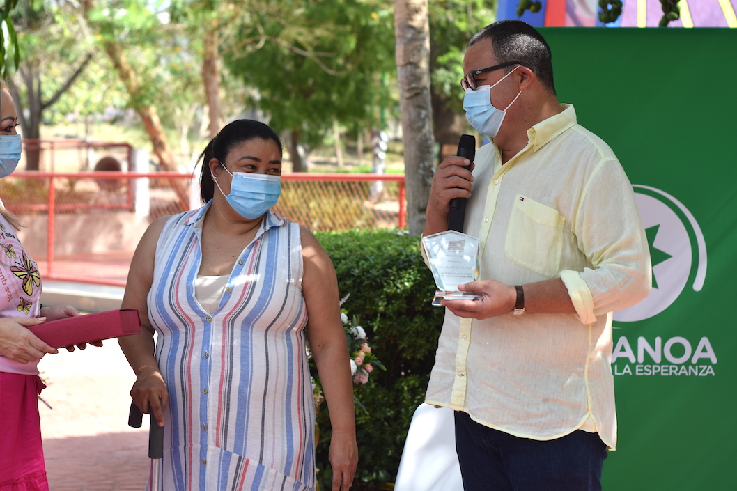 Sara De la Cruz en uno de sus últimos actos públicos con el Alcalde Roberto Celedón.