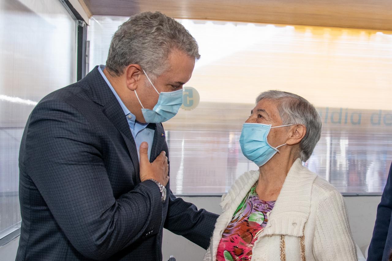El presidente Iván Duque y la señora María Isabel Avendaño de Maldonado, la vacunada número tres millones en Colombia.