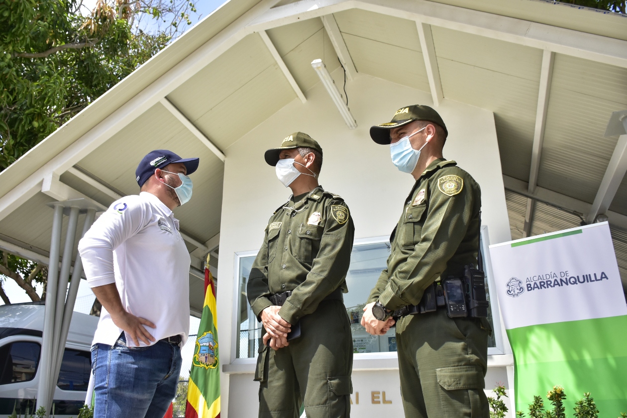 El jefe de la Oficina para la Seguridad y Convivencia Ciudadana, Nelson Patrón Pérez y el comandante de la Policía Metropolitana de Barranquilla, general Diego Rosero.