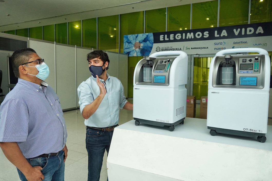 El Alcalde Jaime Pumarejo y el Secretario de Salud Humberto Mendoza, con concentradores de oxígeno en el Puerta de Oro.