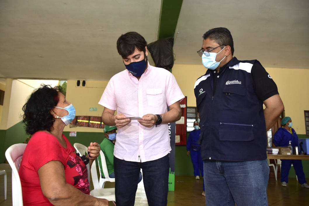 El Alcalde Jaime Pumarejo y el Secretario de Salud Humberto Mendoza, en el punto de vacunación.