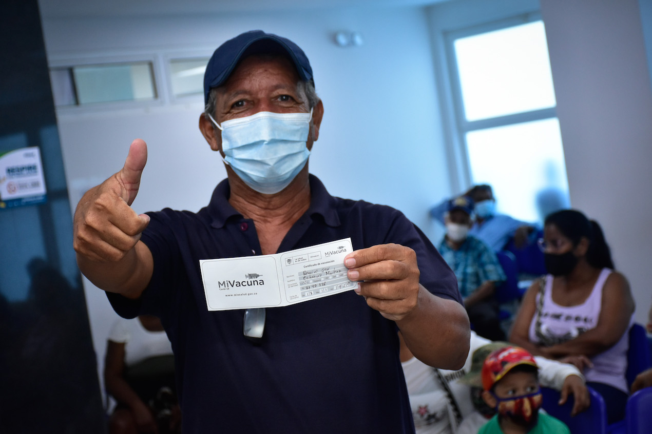 Ramiro Echeverría, residente en el corregimiento La Playa, con su carné de vacunado contra el Covid-19.