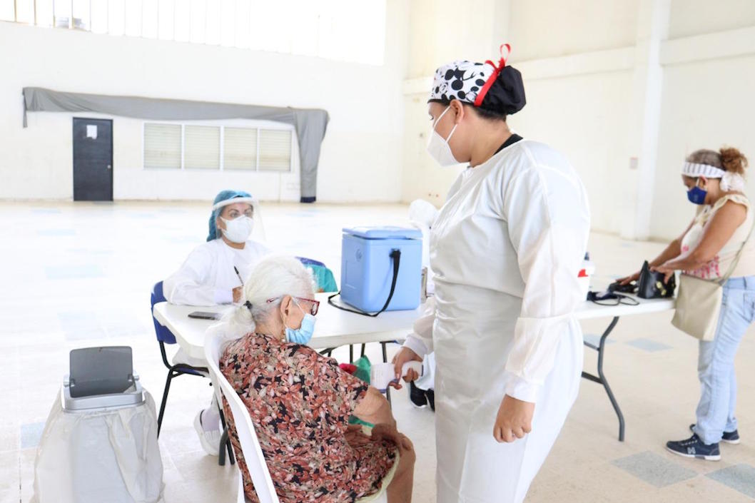 Atención de la vacunación a lo adultos mayores en Galapa.