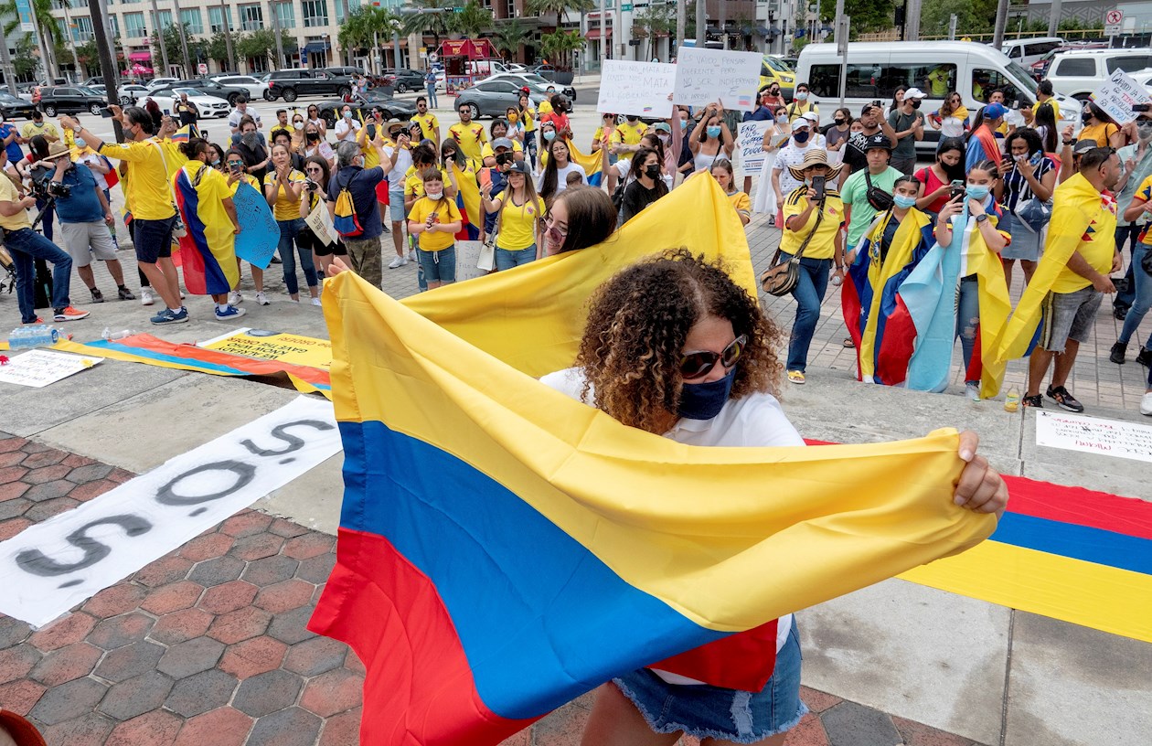  A ritmo de cumbia y salsa, los colombianos, vestidos con la camiseta de su selección de fútbol, pidieron proteger a los jóvenes manifestantes en las ciudades de Colombia, especialmente en Cali, la tercera más importante del país.
