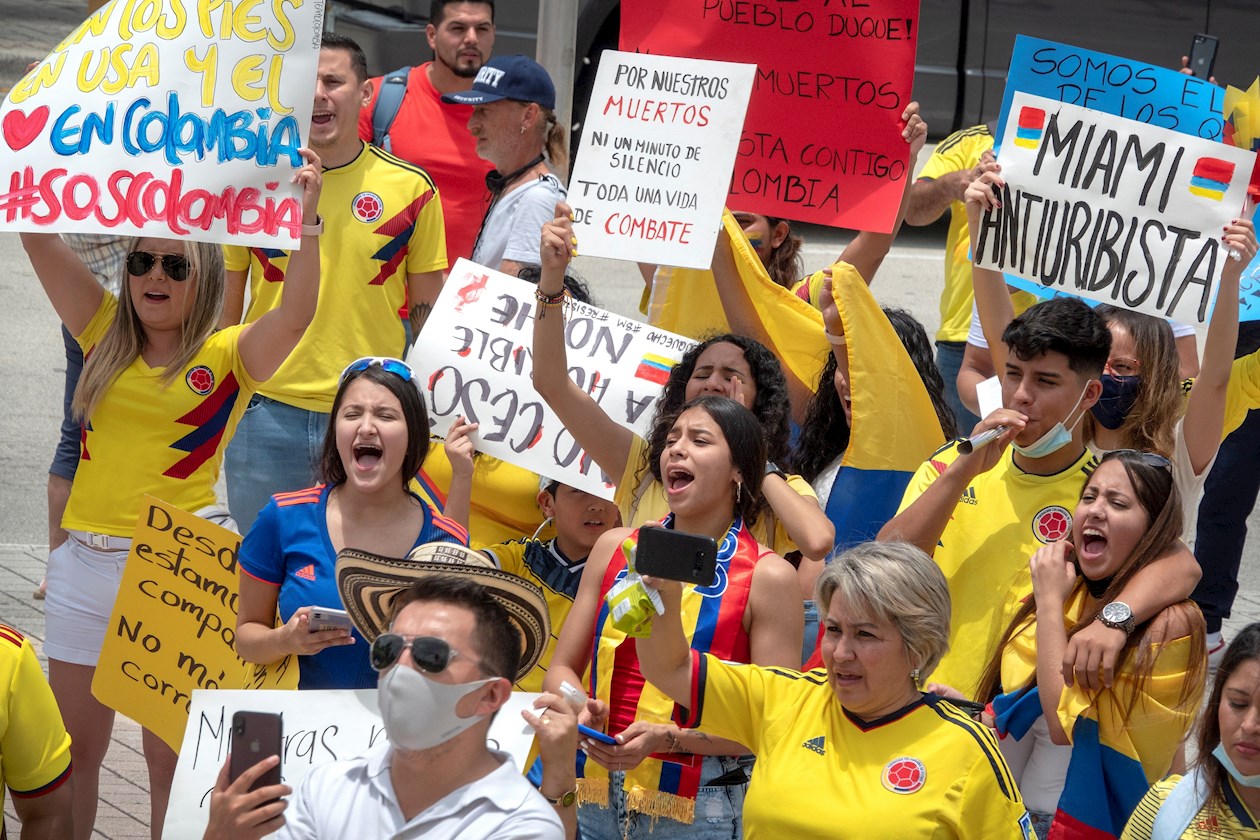 Varios colombianos se reúnen, este 8 de mayo de 2021, en el centro de Miami para enviar un mensaje de apoyo y "resistencia" a las protestas contra el Gobierno de Iván Duque.