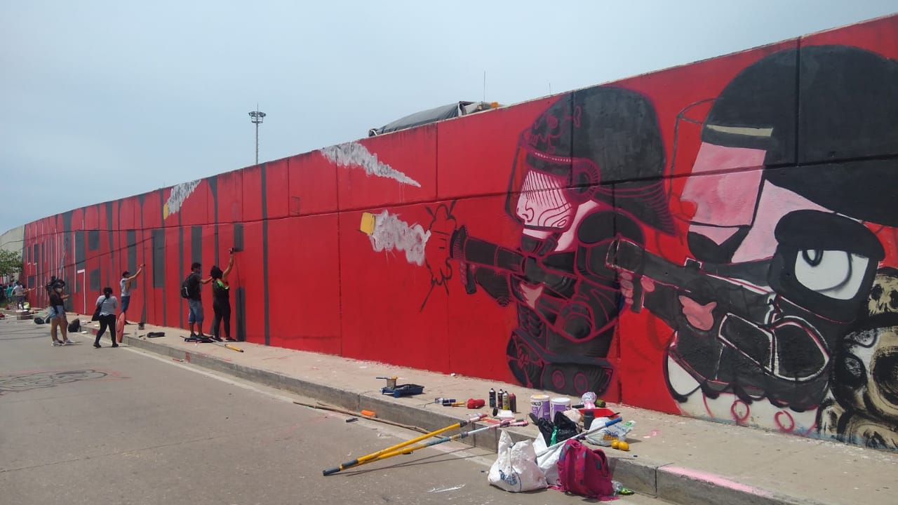Mural gigante pintado por más de 200 jóvenes en la Circunvalar