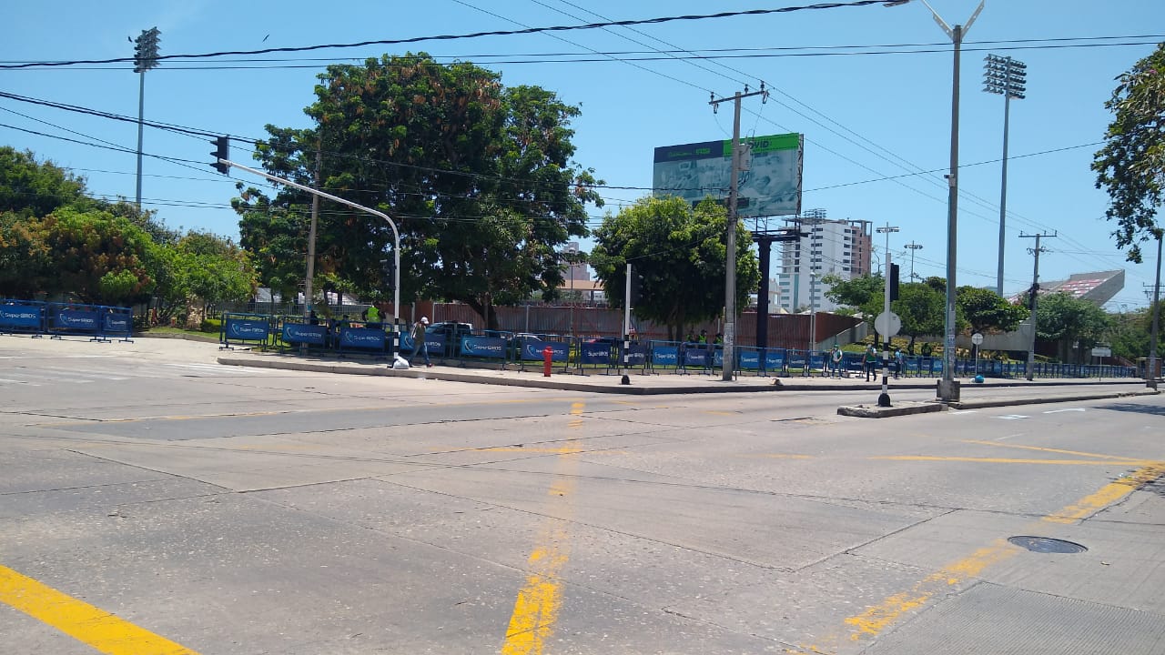 Así se observa este mediodía nuevamente el cierre de las vías de acceso al Romelio Martínez.