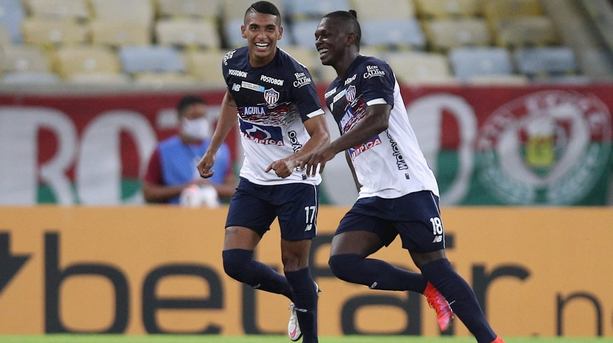 Gabriel Fuentes festejando con Edwuin Cetré el gol del triunfo.