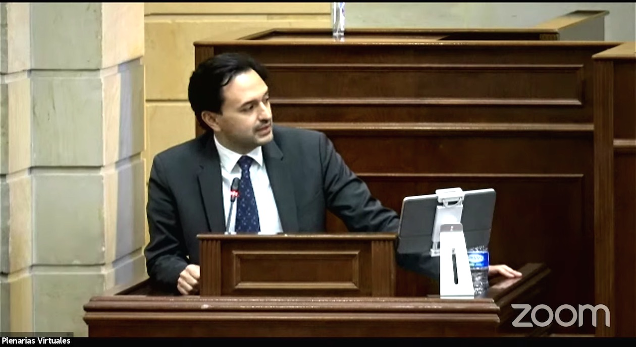 El Ministro de Minas, Diego Mesa, interviniendo en la sesión.