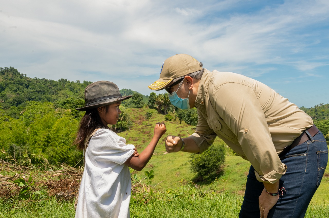 Presidente Duque saluda a una niña el territorio indígena arhuaco de Kankawarwa, en la sierra Nevada de Santa Marta..