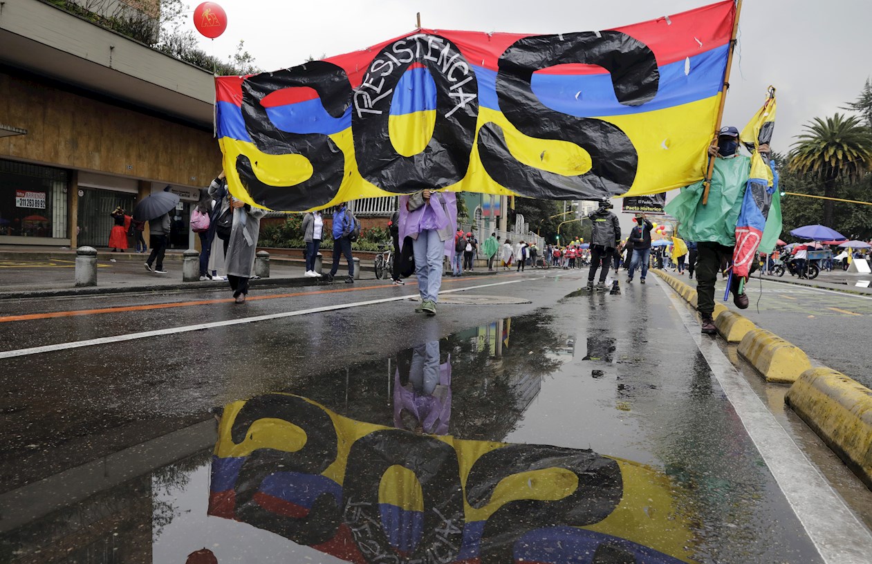 Manifestantes marchan bajo la lluvia este miércoles en Bogotá (Colombia).
