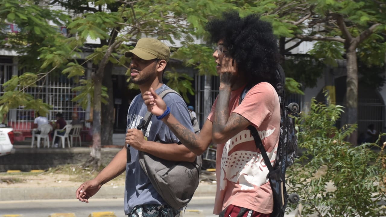 Estos dos jóvenes caminan tranquilamente sin medidas de bioseguridad por la avenida Las Torres con Murillo.