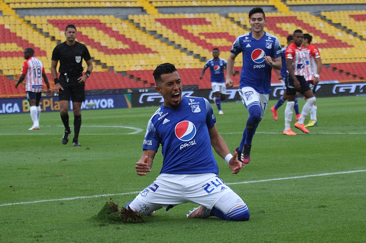Fernando Uribe celebando el primer gol.
