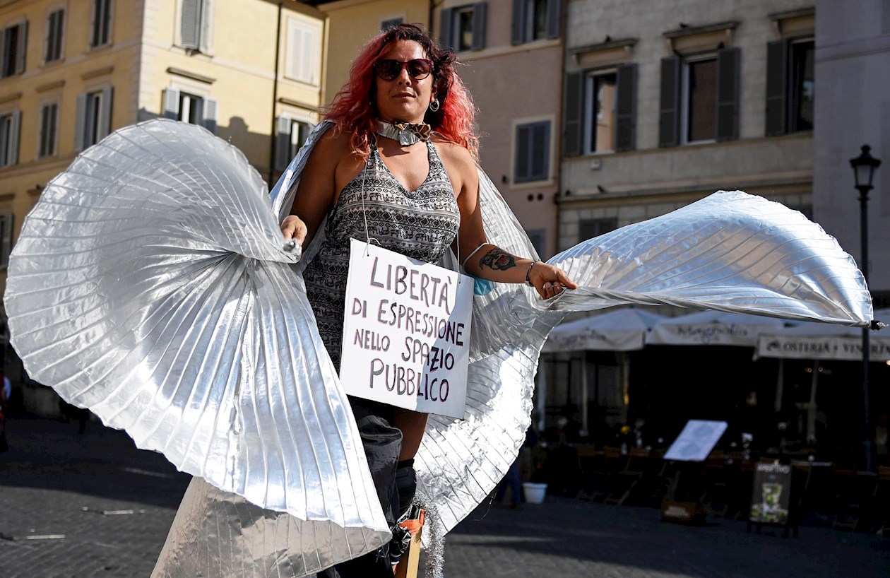 Protesta de artistas callejeros en la plaza Campo de Fiori en Roma, Italia.